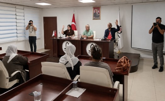 DEM Partili belediye başkanını yumurta yağmuruna tuttular! Arkasına bakmadan kaçtı