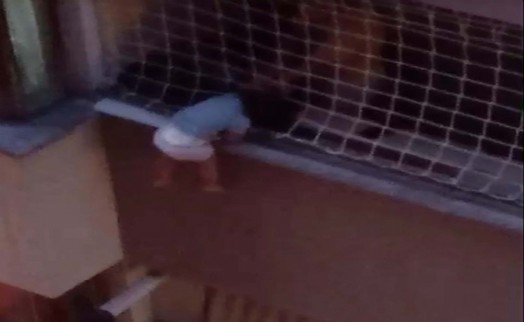 Balkon filesinde asılı kalan 3 yaşındaki çocuk son anda kurtarıldı
