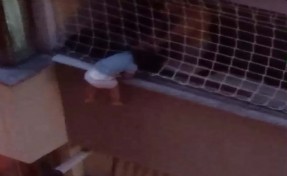 Balkon filesinde asılı kalan 3 yaşındaki çocuk son anda kurtarıldı