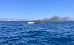Didim açıklarında dehşet: Alev alev yanan tekneden son anda kurtuldular!