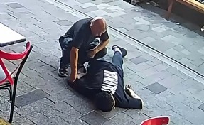 Yok böyle vicdansızlık! Fenalaşan gencin parasını çaldı
