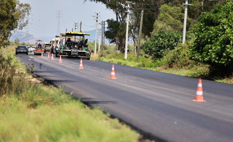 İZBETON ekipleri Efes Selçuk'ta yolları yeniliyor