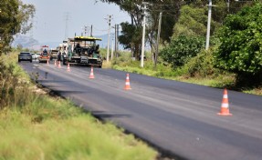 İZBETON ekipleri Efes Selçuk'ta yolları yeniliyor