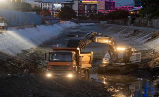 İZSU’dan Manda Çayı’nda 7/24 temizlik seferberliği