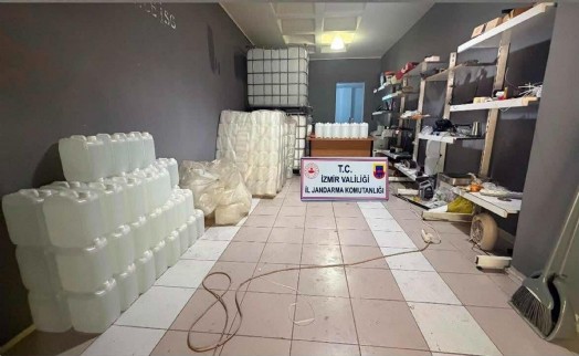 İzmir'de kaçak alkol ve tütün operasyonu