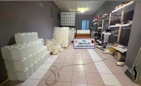 İzmir'de kaçak alkol ve tütün operasyonu