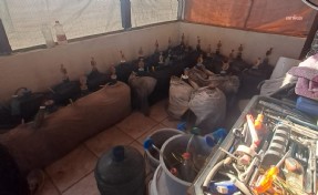 İzmir'de kaçak içki operasyonu: Menderes'te damıtım düzeneği ve yüzlerce litre şüpheli sıvı ele geçirildi