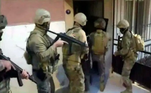 İzmir'de suç örgütüyle bağlantılı kamu görevlilerine operasyon!