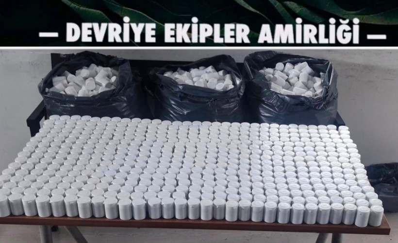 İzmir polisinden torbacı avı: Araçtan118 bin sentetik ecza çıktı