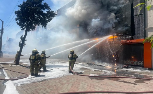İzmir’de mobilya mağazasında yangın!