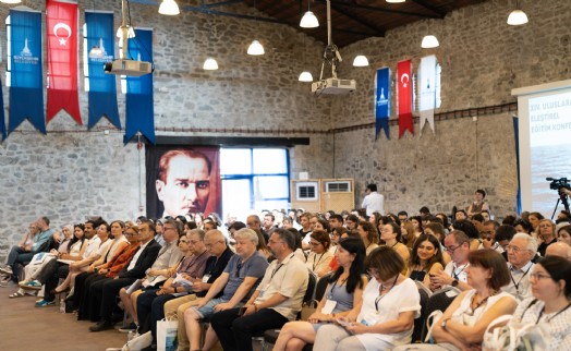 İzmir’deki uluslararası eleştirel eğitim zirvesi başladı