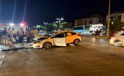 Kavşakta ucuz atlatılan kaza: 4 yaralı