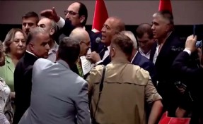 Kılıçdaroğlu rozet takarken görevlileri fırçaladı: Kayyım Gürsel Tekin'in sözleri gündem oldu