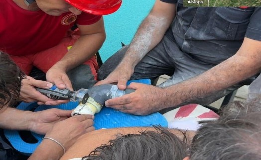 4 yaşındaki çocuk havuzda kolundan oluyordu!