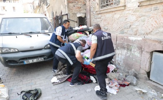 Konak zabıtasından izinsiz seyyar satışa sıkı denetim