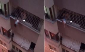 Korku dolu anlar... Balkon filesinde asılı kalan çocuğunu düşmesin diye dakikalarca tuttu