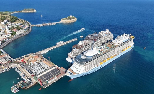 Kuşadası'na 2 kruvaziyerle denizden 9 bin 150 turist geldi