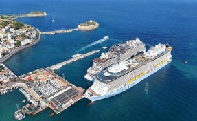 Kuşadası'na 2 kruvaziyerle denizden 9 bin 150 turist geldi