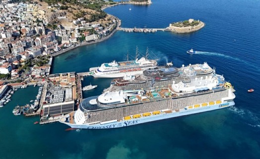Kuşadası'na 4 kruvaziyerle 9 bin 300 turist geldi