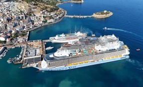 Kuşadası'na 4 kruvaziyerle 9 bin 300 turist geldi