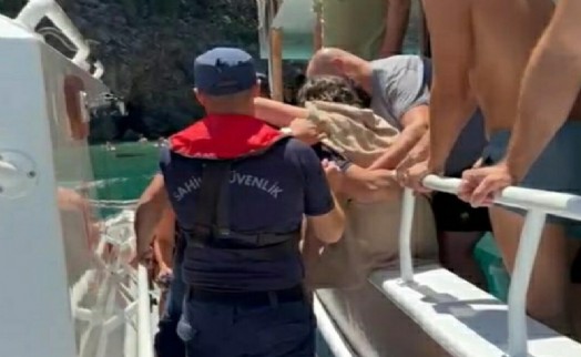 Kuşadası'nda tur teknesinde rahatsızlanan çocuğa tıbbi tahliye