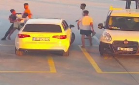 Kuşadası'nda yol verme tartışması, akaryakıt istasyonunda kavgaya dönüştü: olay anı kamerada