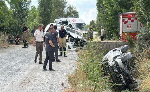 Kütahya'da korkutan kaza: Cip su kanalına devrildi, yaralılar araçta sıkıştı