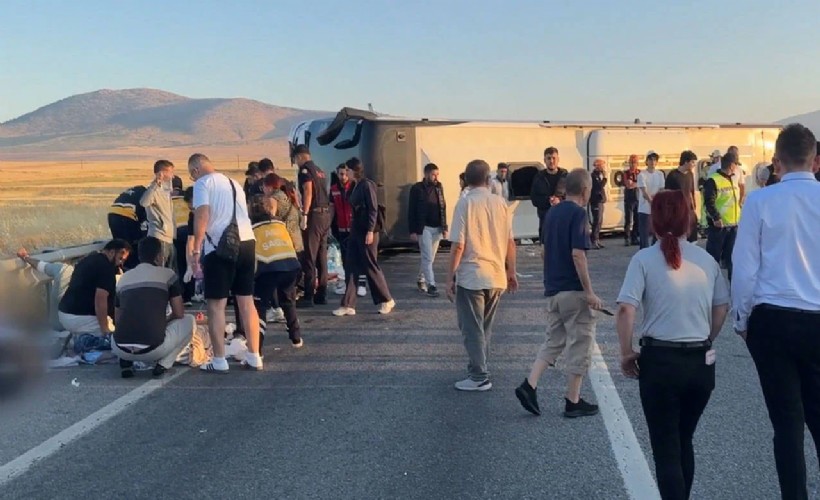 Kütahya'da yolcu otobüsü devrildi: Çok sayıda yaralı var!