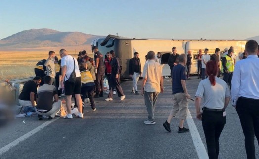 Kütahya'da yolcu otobüsü devrildi: Çok sayıda yaralı var!