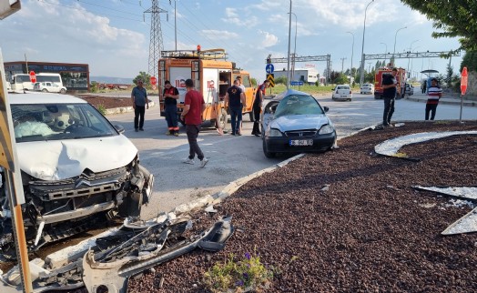 Kütahya’da çarpışan otomobillerin sürücüleri yaralandı