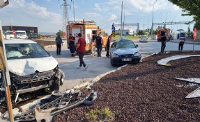 Kütahya’da çarpışan otomobillerin sürücüleri yaralandı