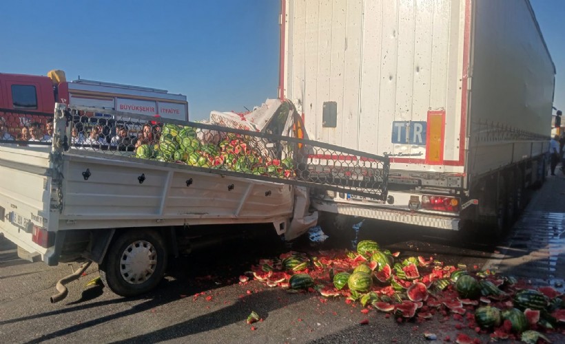 Manisa’da kamyonet, TIR’a arkadan çarptı: 1’i ağır 2 yaralı