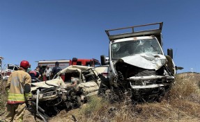 Manisa’da otomobille kamyonet çarpıştı: 1 ölü, 1 yaralı