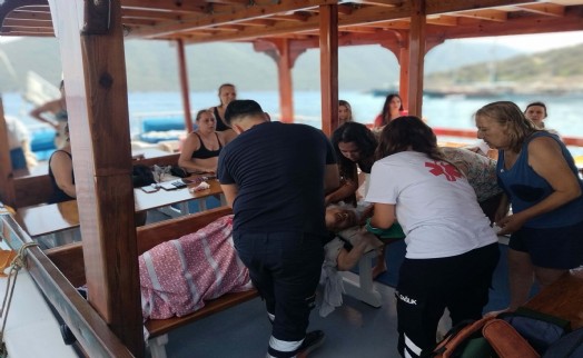 Mavi turda ve Yunan adasında rahatsızlanan 3 kişi, deniz ambulansıyla Bodrum'a taşındı