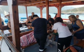 Mavi turda ve Yunan adasında rahatsızlanan 3 kişi, deniz ambulansıyla Bodrum'a taşındı