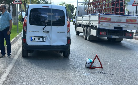 Motosikletle hafif ticari araç çarpıştı; 2 yaralı