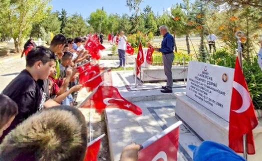 Öğrencilerden şehitlik ziyareti