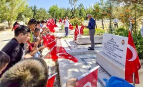 Öğrencilerden şehitlik ziyareti