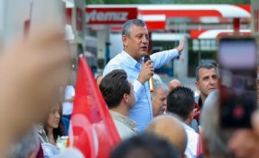 Özel'e Zonguldak'ta miting gibi karşılama! Binlerce insan caddeyi kapattı