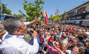 Özgür Özel Niğde'de bir bankın üzerinde: 'Beni buraya sarayın gücü çıkarmadı'
