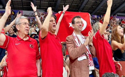 Özgür Özel'den tarih yazan Filenin Sultanlarına tebrik: İyi ki varsınız