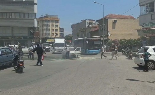 Salihli'de hareket halindeyken alev alan otomobil yandı
