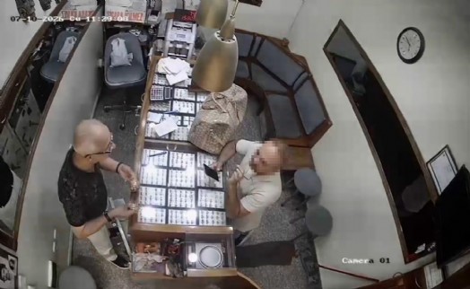 Altın satın alma bahanesiyle geldi, 2,5 milyonluk bilezikle kaçtı!