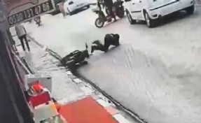 Seyir halindeki motosikletin sürücüsü fenalaşıp düşerek yaralandı