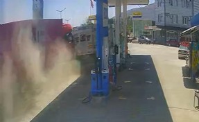 Şoförünü arı sokan TIR akaryakıt istasyonuna daldı; kaza kamerada