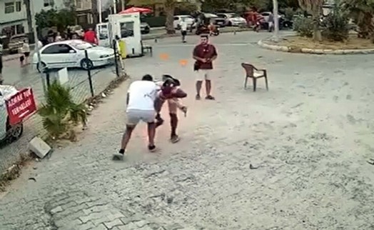 Sokakta çıkan tartışmada birbirini bıçakladılar; o anlar kamerada
