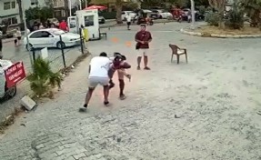 Sokakta çıkan tartışmada birbirini bıçakladılar; o anlar kamerada