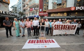 Srebrenitsa’da katledilen canlar Konak’ta anıldı