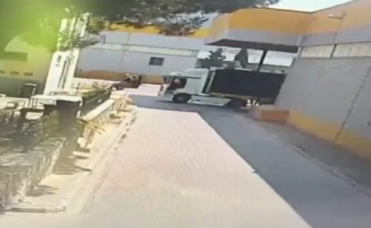 TIR'ın altında kalan forkliftin sürücüsü hayatını kaybetti; kaza kamerada