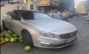 Tartıştığı pazar esnafının sergideki karpuzlarını otomobiliyle ezdi